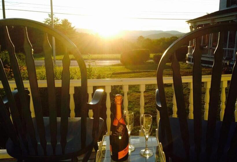 فندق صغير Center Lovell Inn