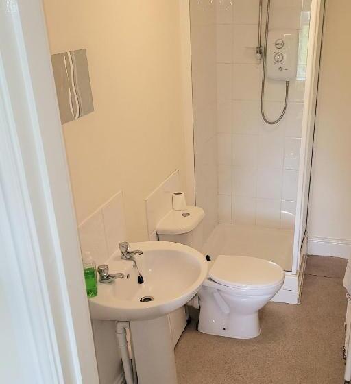 Общежитие The Glazebury Bar And Restaurant With Accommodation