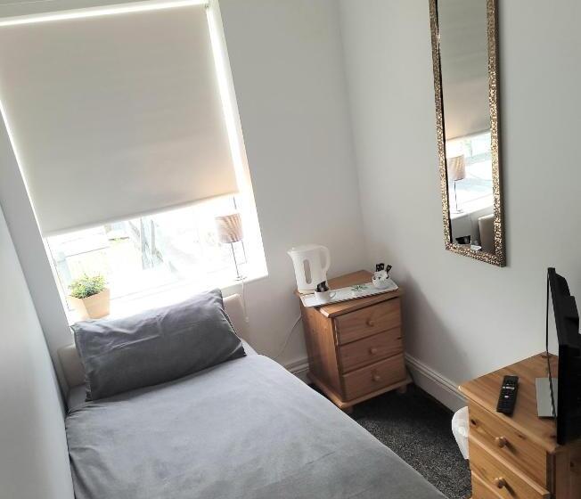 Общежитие The Glazebury Bar And Restaurant With Accommodation