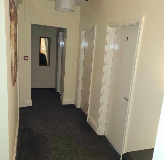 Общежитие The Glazebury Bar And Restaurant With Accommodation