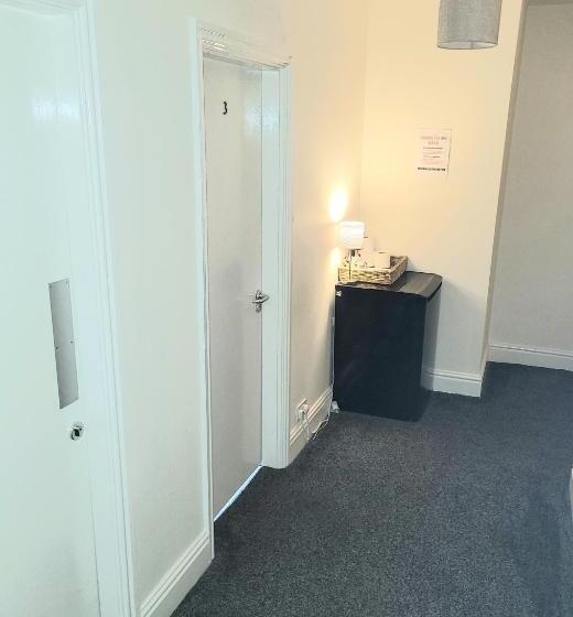 Общежитие The Glazebury Bar And Restaurant With Accommodation