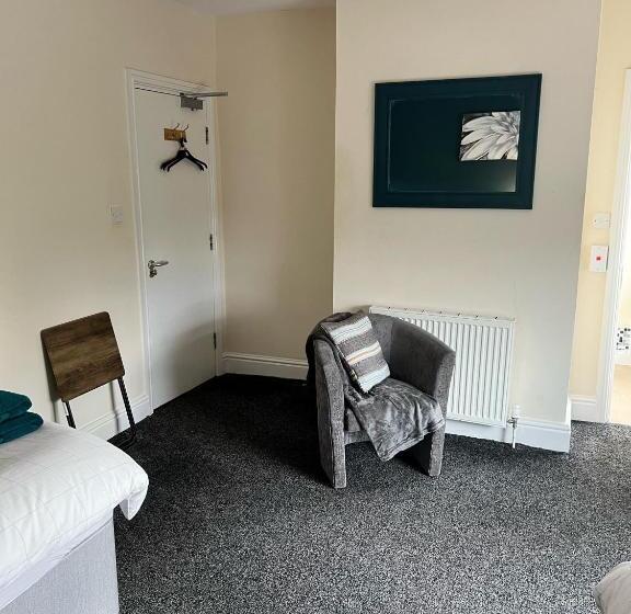 Общежитие The Glazebury Bar And Restaurant With Accommodation