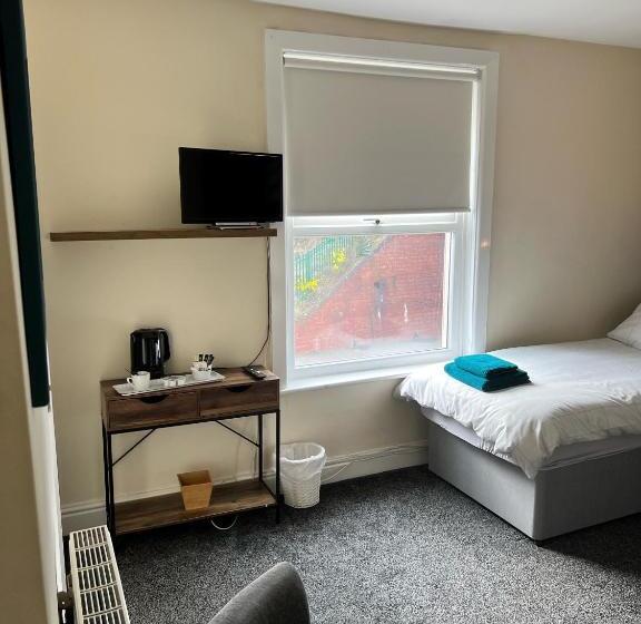 Общежитие The Glazebury Bar And Restaurant With Accommodation