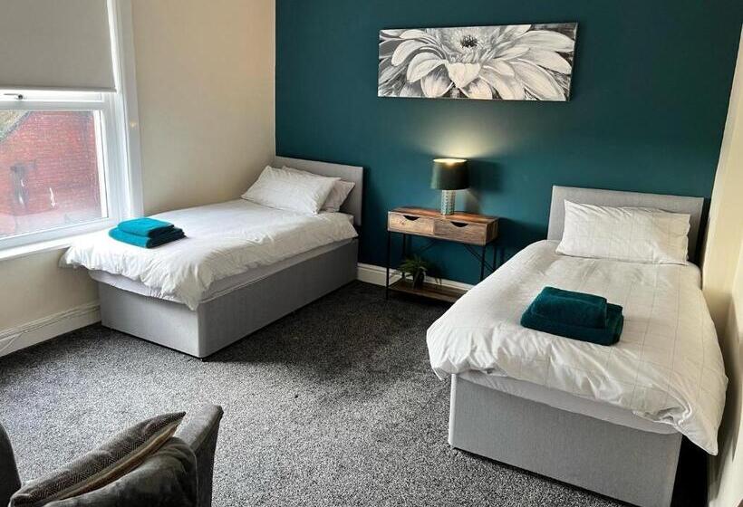 Общежитие The Glazebury Bar And Restaurant With Accommodation