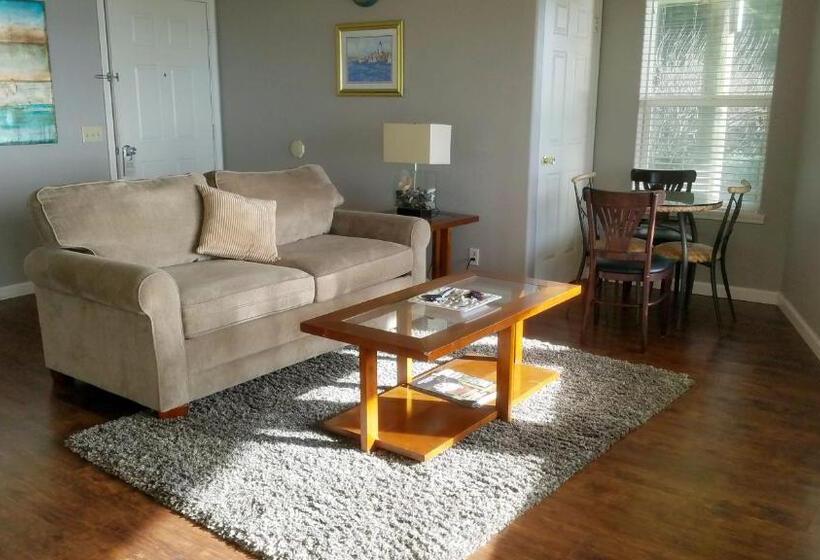 הוסטל The Oceanfront Inn