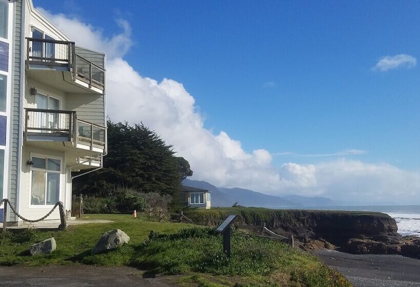 הוסטל The Oceanfront Inn