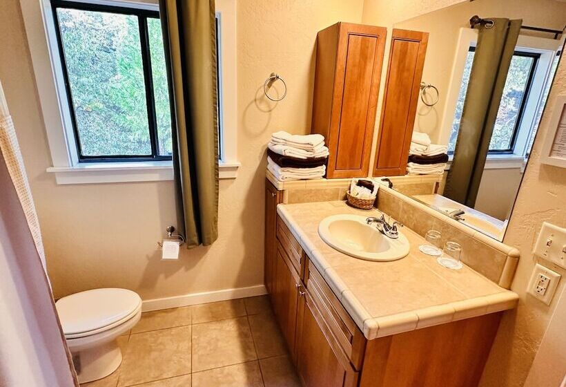 민박 The Inn At Shasta Lake