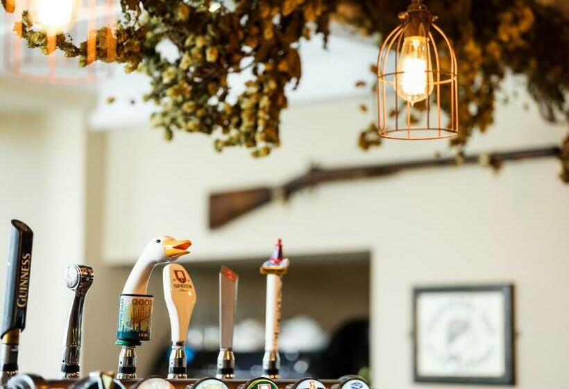 Отель The Wheatsheaf At Beetham