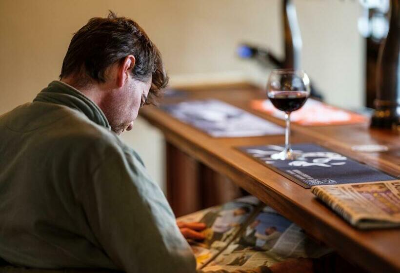 Отель The Wheatsheaf At Beetham