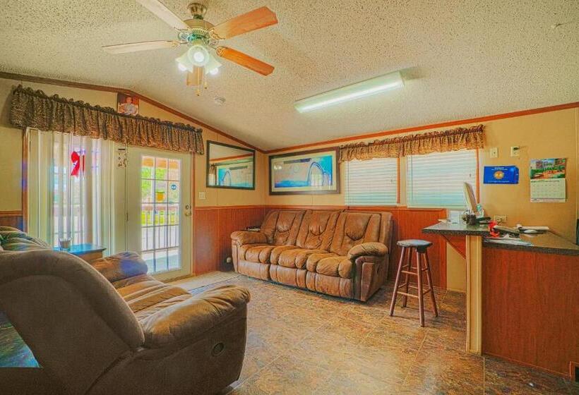 汽车旅馆 Grand Eagle Ford Lodge & Rv Park