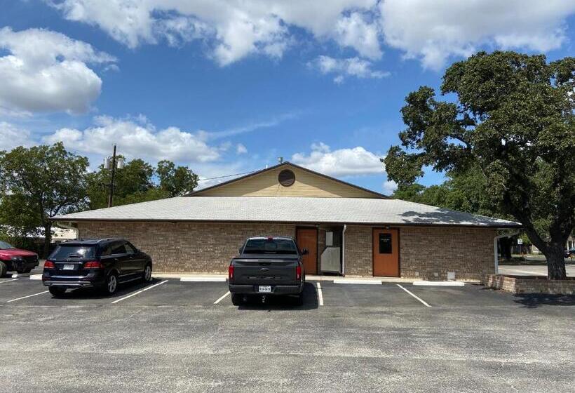 Мотель Redbud Inn