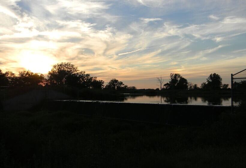 Sandhills Guest House Motel