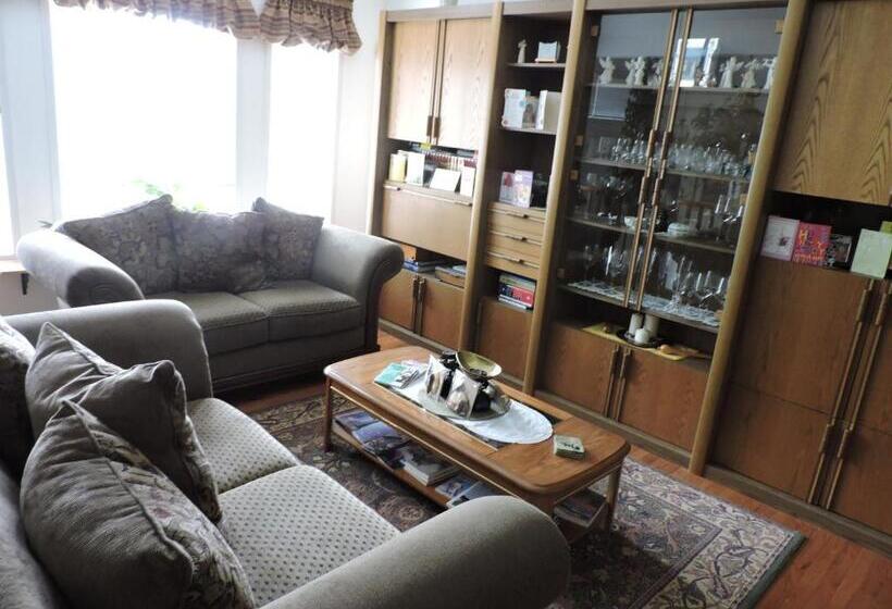 Tucked Inn The Harbour B&b