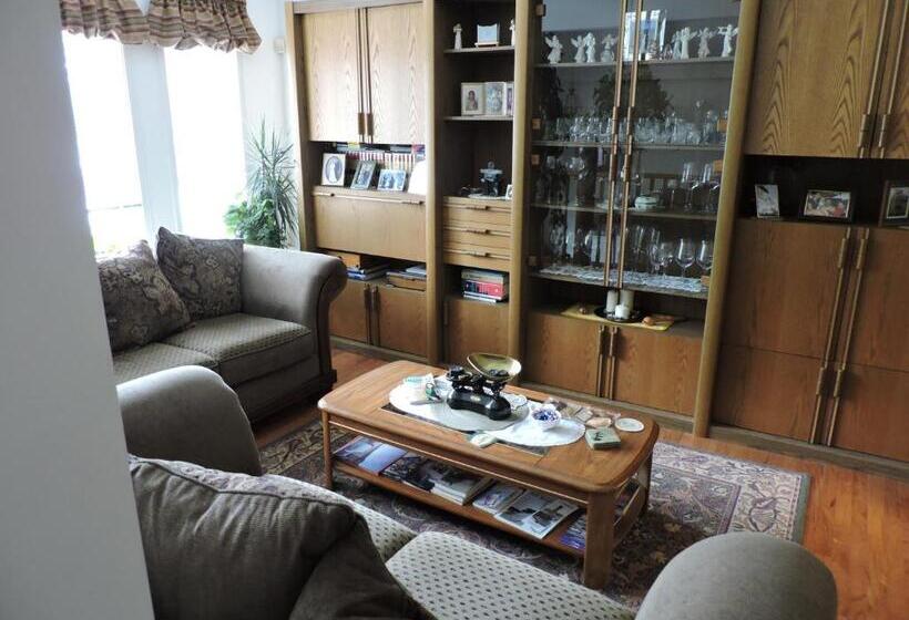 Tucked Inn The Harbour B&b