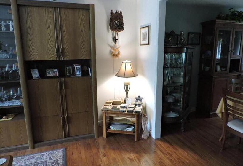 Tucked Inn The Harbour B&b