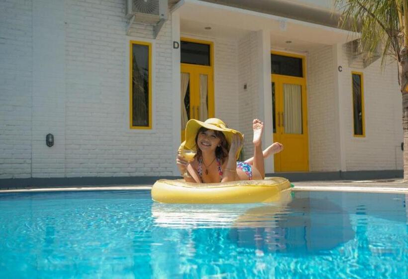 הוסטל Canggu Castle