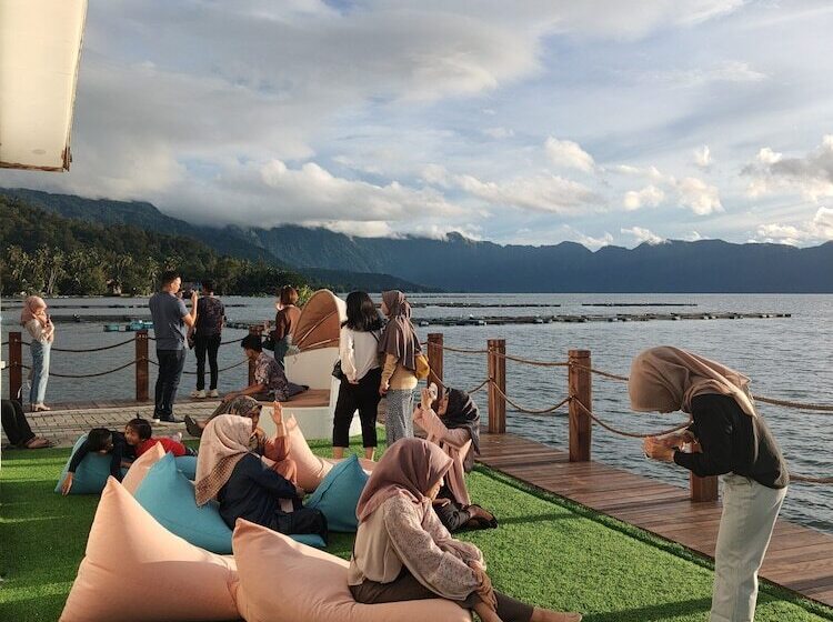 Отель Maninjau Indah