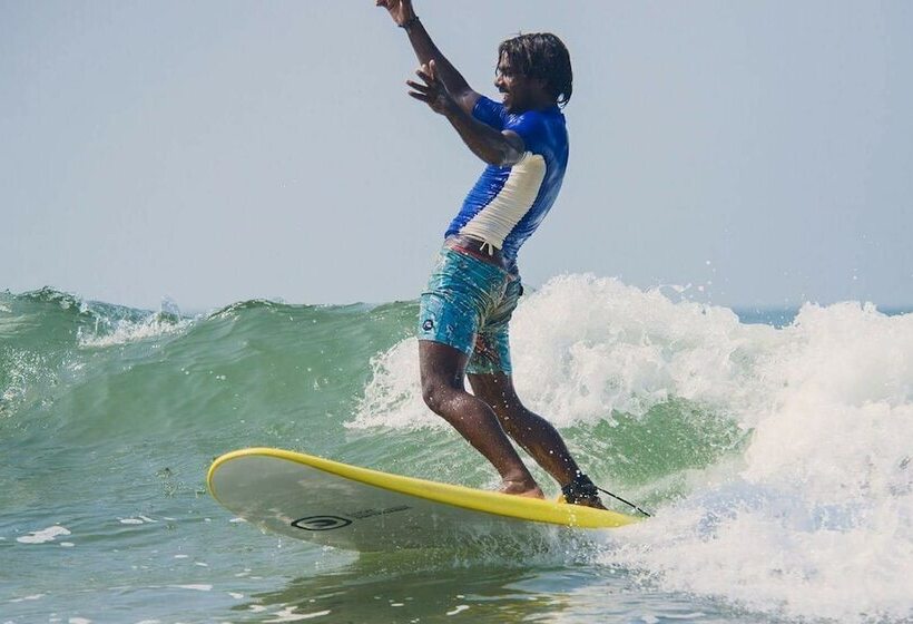 فندق Vaayu Watermans Village