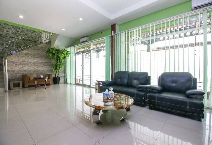 Отель Airy Bandara Adi Soemarmo 3 Solo