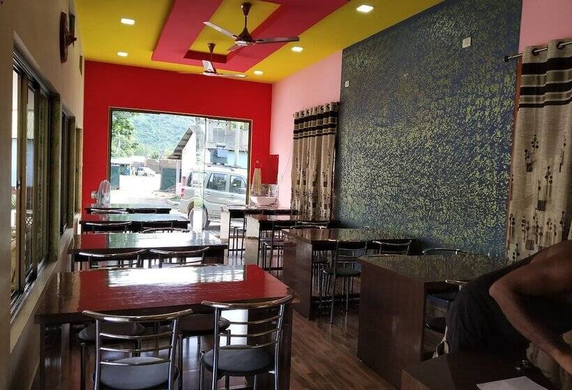 فندق Bagori Resort