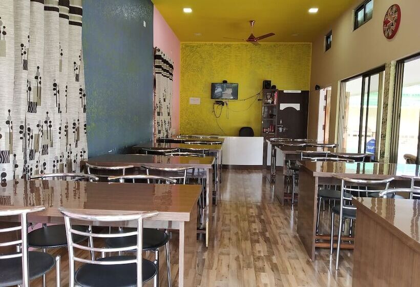 فندق Bagori Resort