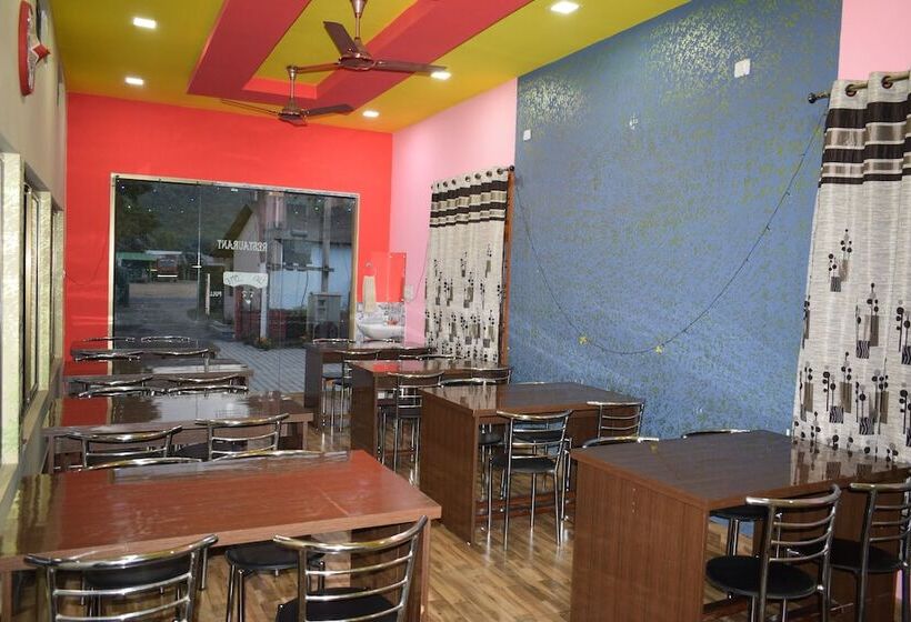 فندق Bagori Resort