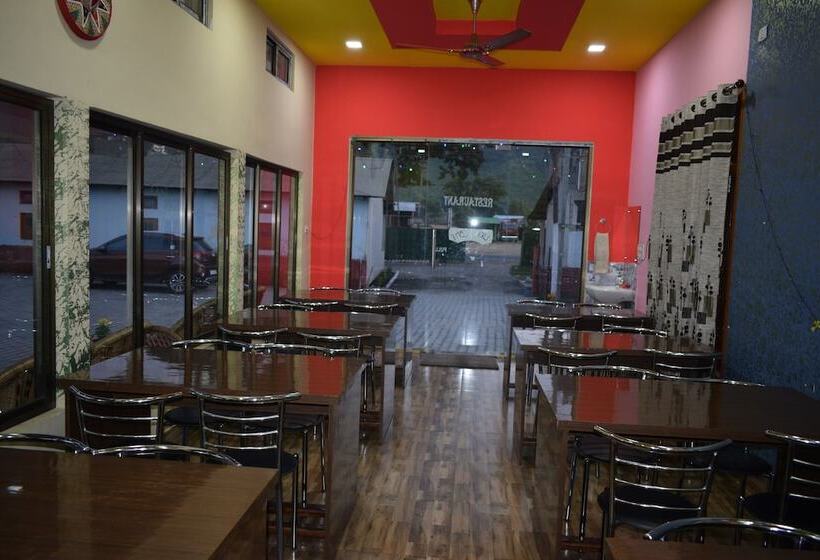 فندق Bagori Resort