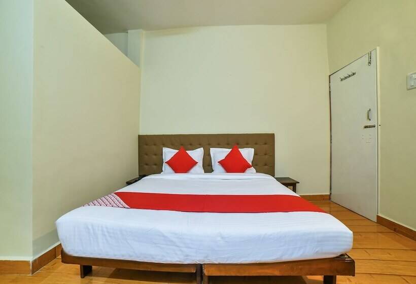 בית מלון כפרי Empire By Oyo Rooms