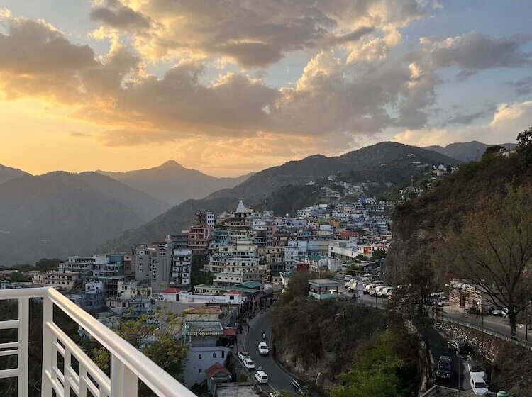 Отель Gautam Residency Chamba