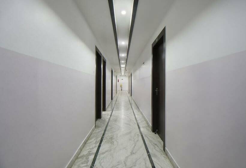 ホテル Holiday International By Oyo Rooms