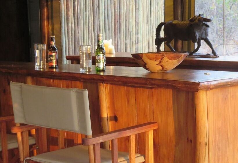 ホテル Iphofolo Lodge