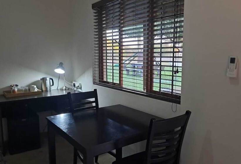 ホテル Iphofolo Lodge