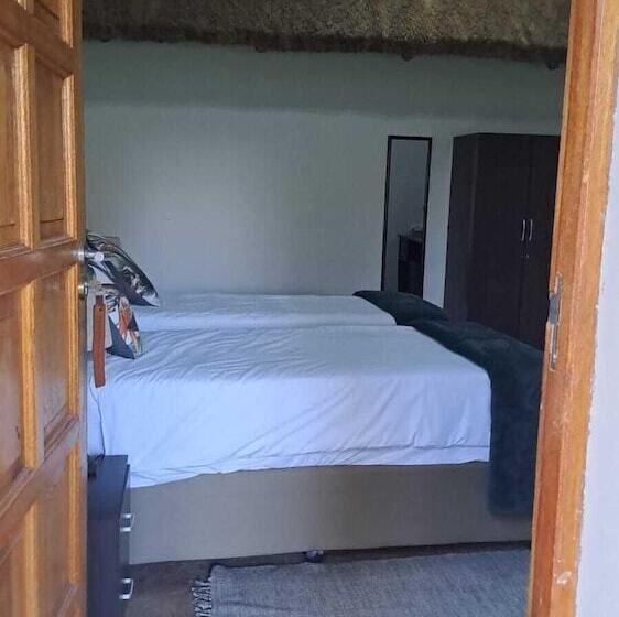 Отель Iphofolo Lodge