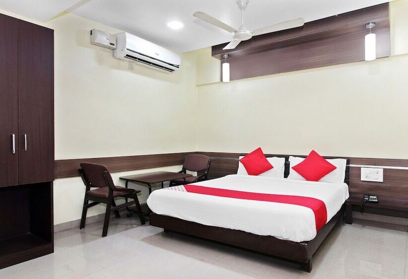 בית מלון כפרי Megharaj By Oyo Rooms