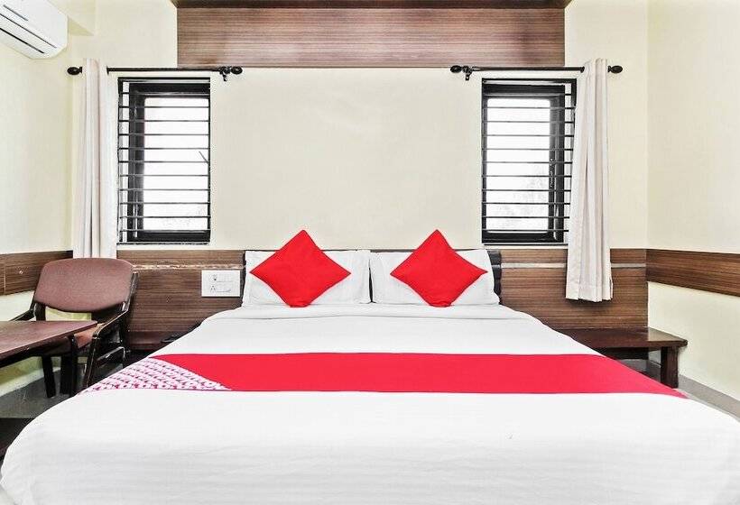 בית מלון כפרי Megharaj By Oyo Rooms