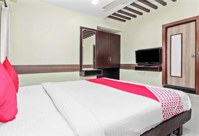 בית מלון כפרי Megharaj By Oyo Rooms