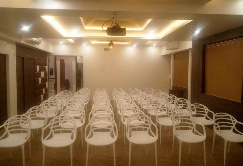 فندق Pushpak Park