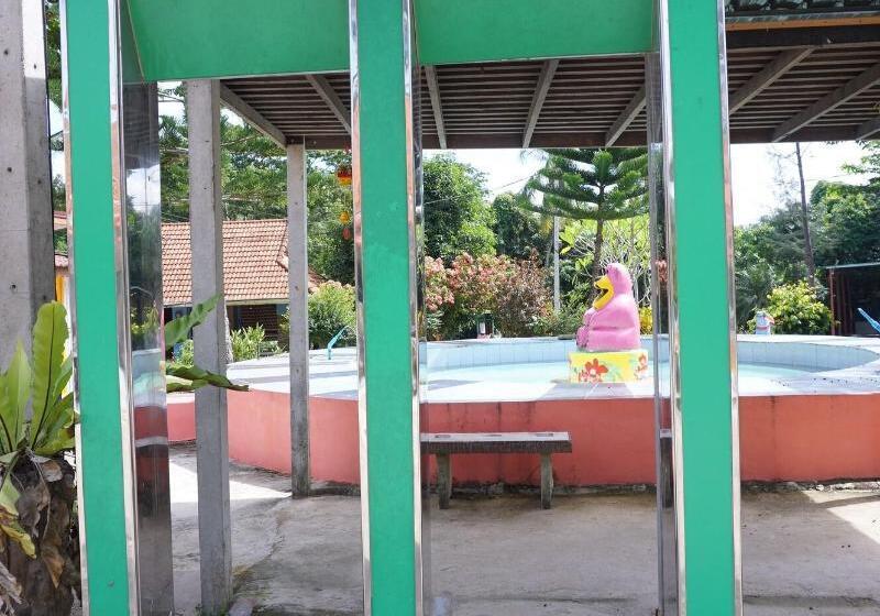 בית מלון כפרי Ranong Resort & Laguna