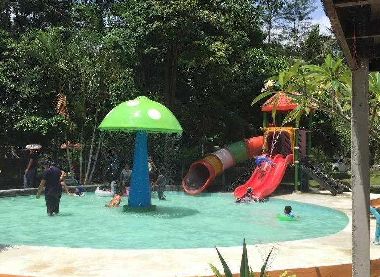 בית מלון כפרי Ranong Resort & Laguna