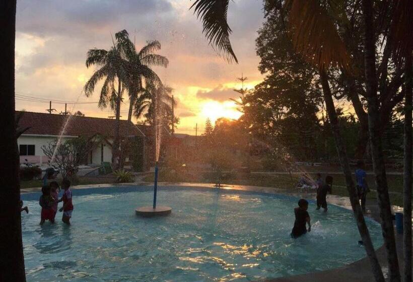 בית מלון כפרי Ranong Resort & Laguna