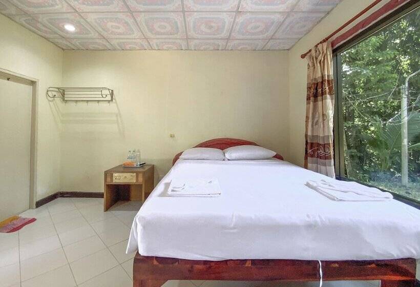 בית מלון כפרי Ranong Resort & Laguna