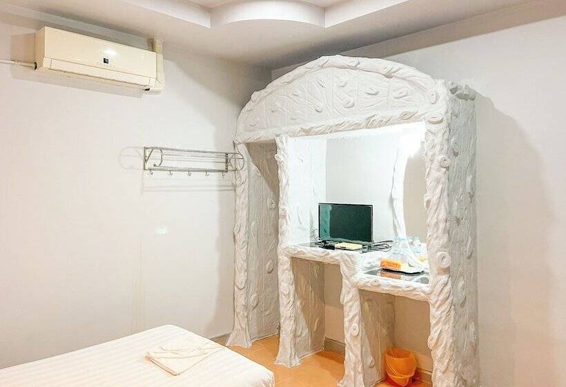 בית מלון כפרי Ranong Resort & Laguna