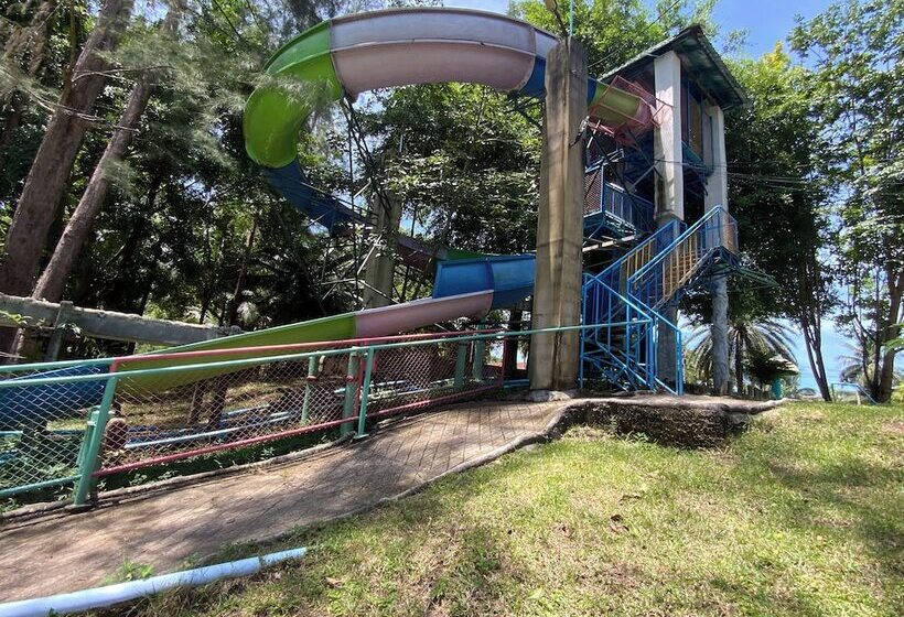 בית מלון כפרי Ranong Resort & Laguna