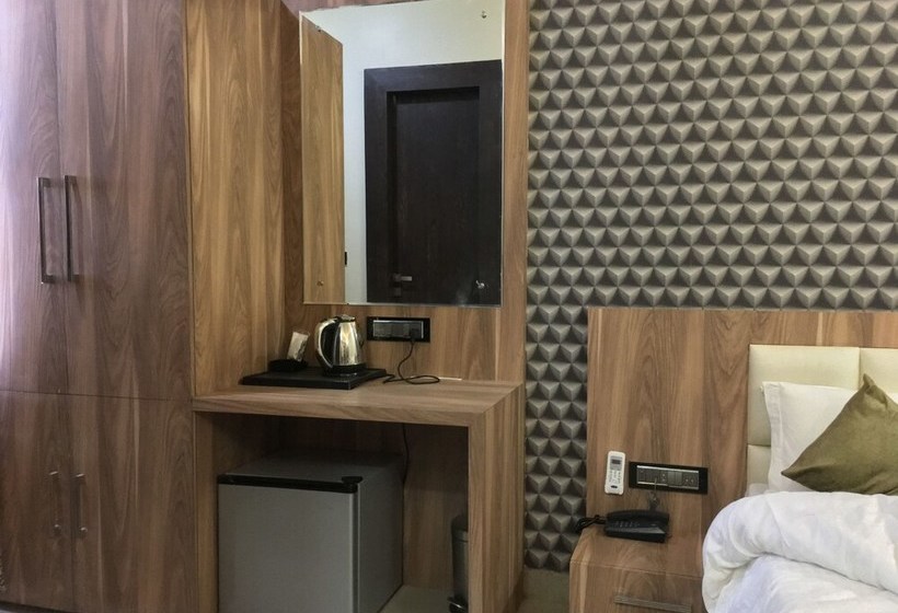 בית מלון כפרי Ratan Royal Inn