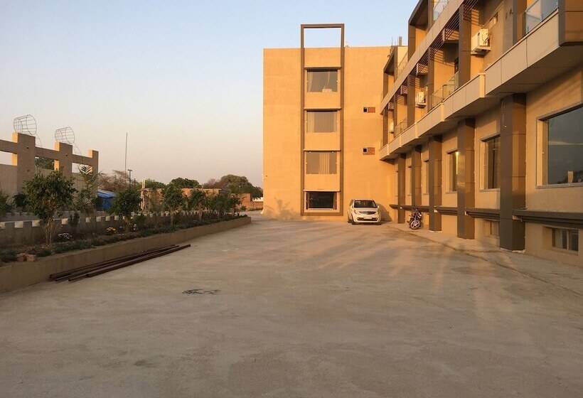 בית מלון כפרי Ratan Royal Inn