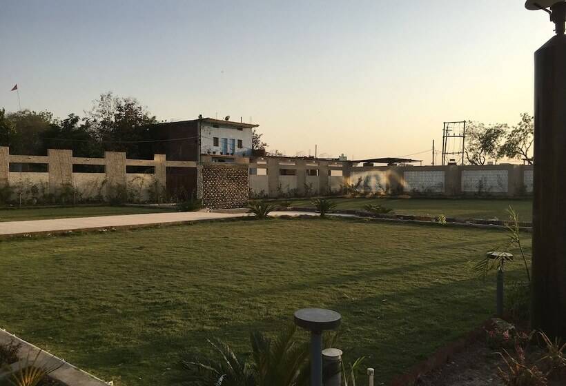 בית מלון כפרי Ratan Royal Inn