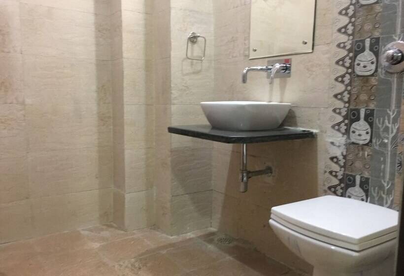 בית מלון כפרי Ratan Royal Inn