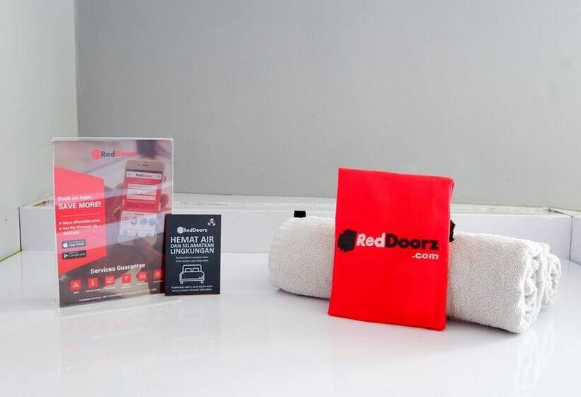 Отель Reddoorz Near Solo Square 3