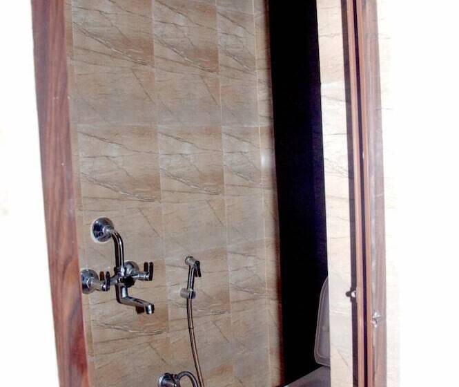 Hotel Travellers Inn