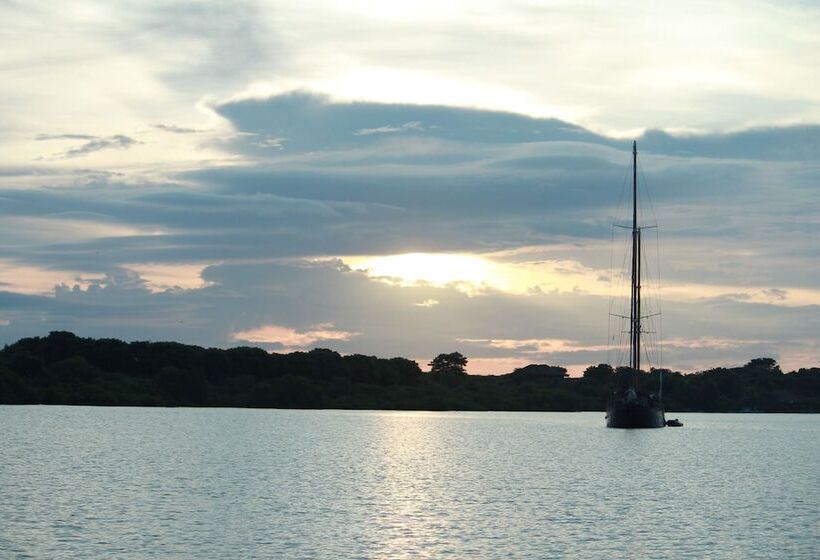 בית מלון כפרי White Sandy Beach Menjangan